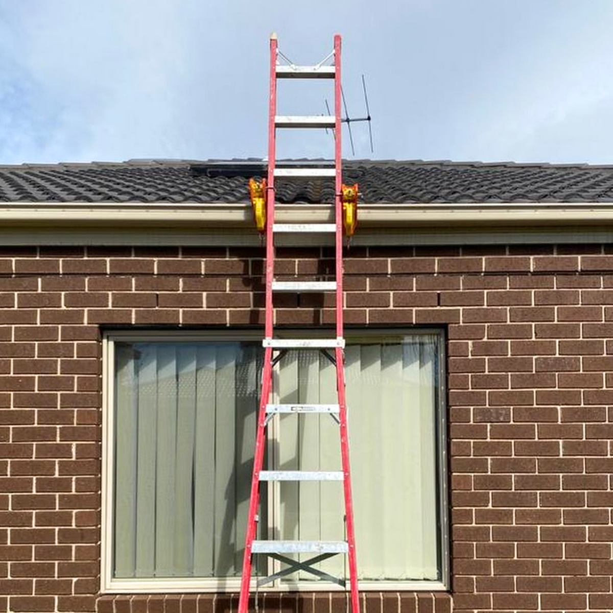 How Do You Choose a ladder to get on roof Safely in Australia Without Taking Chances?