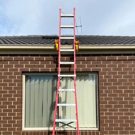 How Do You Choose a ladder to get on roof Safely in Australia Without Taking Chances?