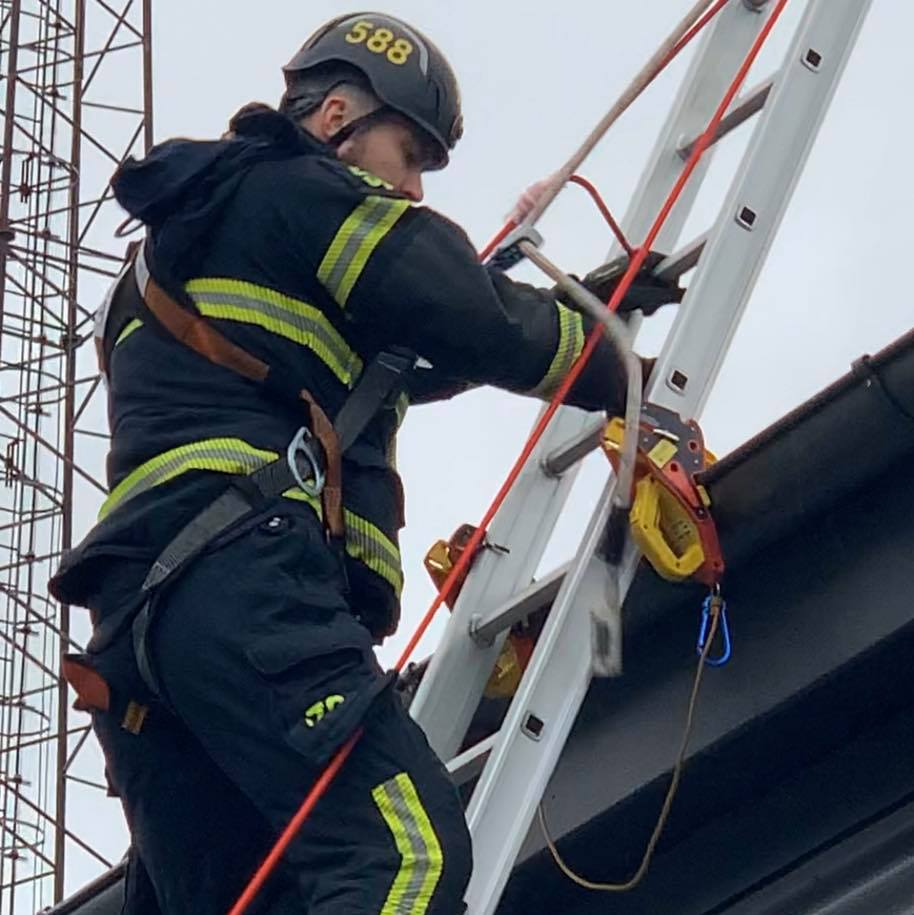 helsingborg rescue service using 2 lock jaw ladder grip